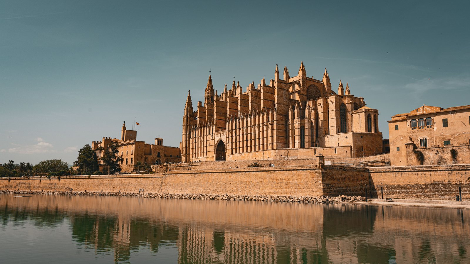 Kathedrale und Königspalast Almudaina in Palma, gespiegelt im Wasser