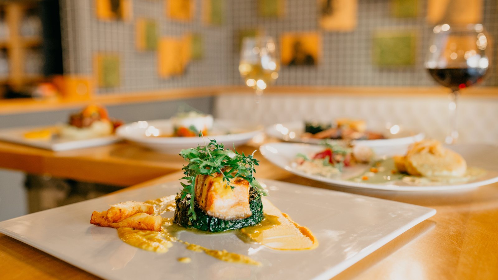 Angerichteter Fischteller mit Wein auf einem Restauranttisch