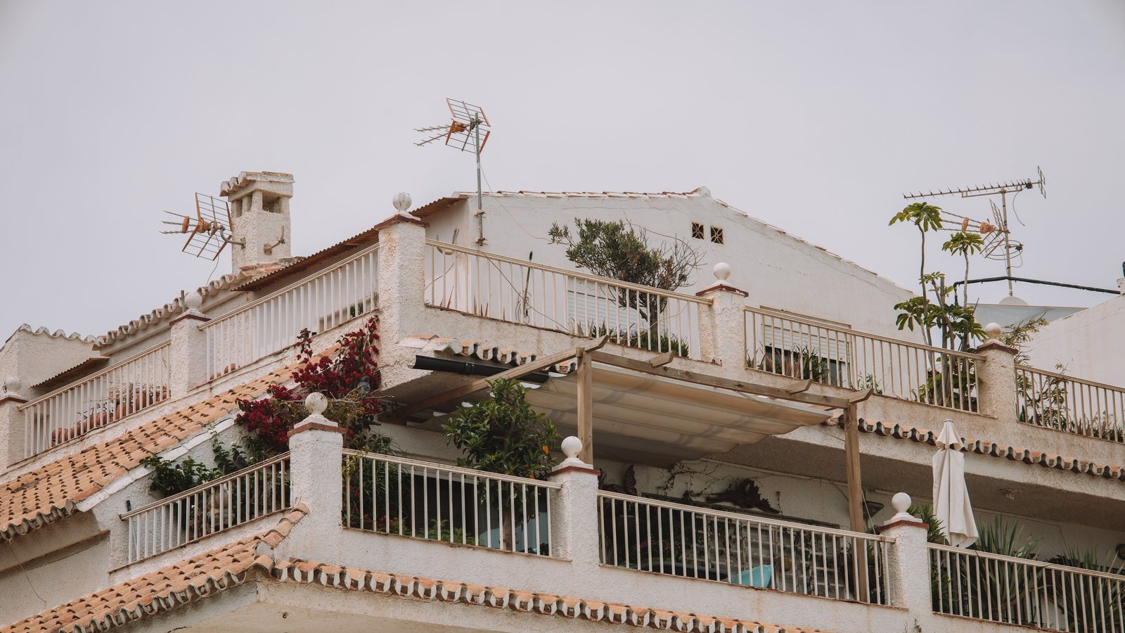 Mediterranes Wohnhaus mit Terrassen, Ziegeldach und Pflanzen